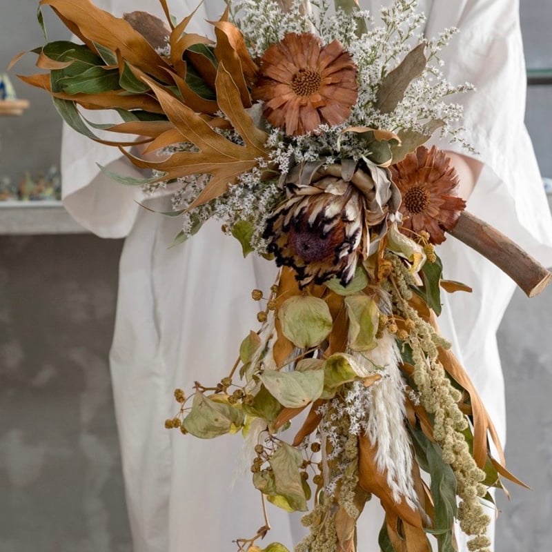 プロテア入りドライフラワー流木オブジェ 【パンパスグラス入り