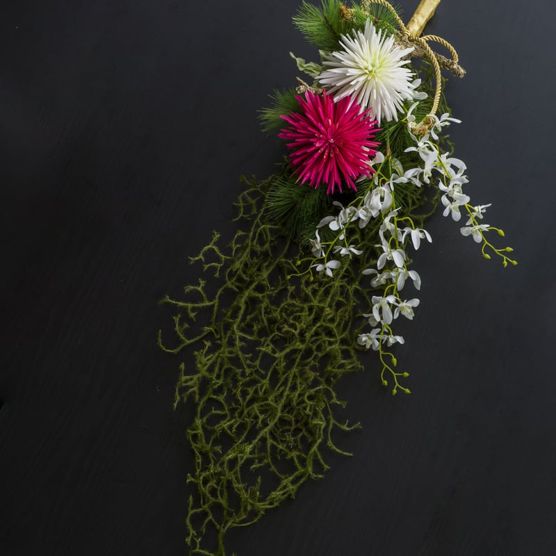 新年を祝う花火の中、優雅に飛ぶ飛龍のお正月飾り | 【公式】Michika