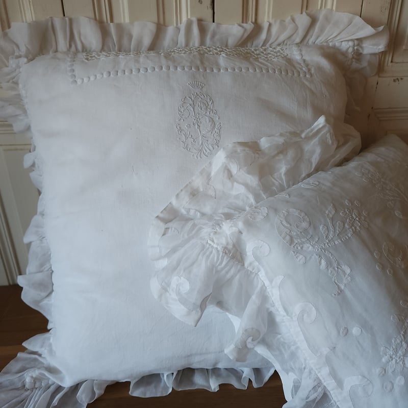 モノグラム&王冠刺繍のクッションカバー | リボンときどきネコ