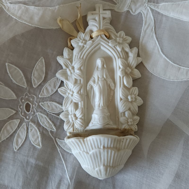 花とマリア様の聖水盤 | リボンときどきネコ