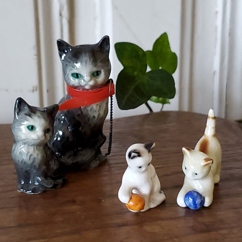 ボールで遊ぶ猫のフィギュリン/ゲーベル社 | リボンときどきネコ
