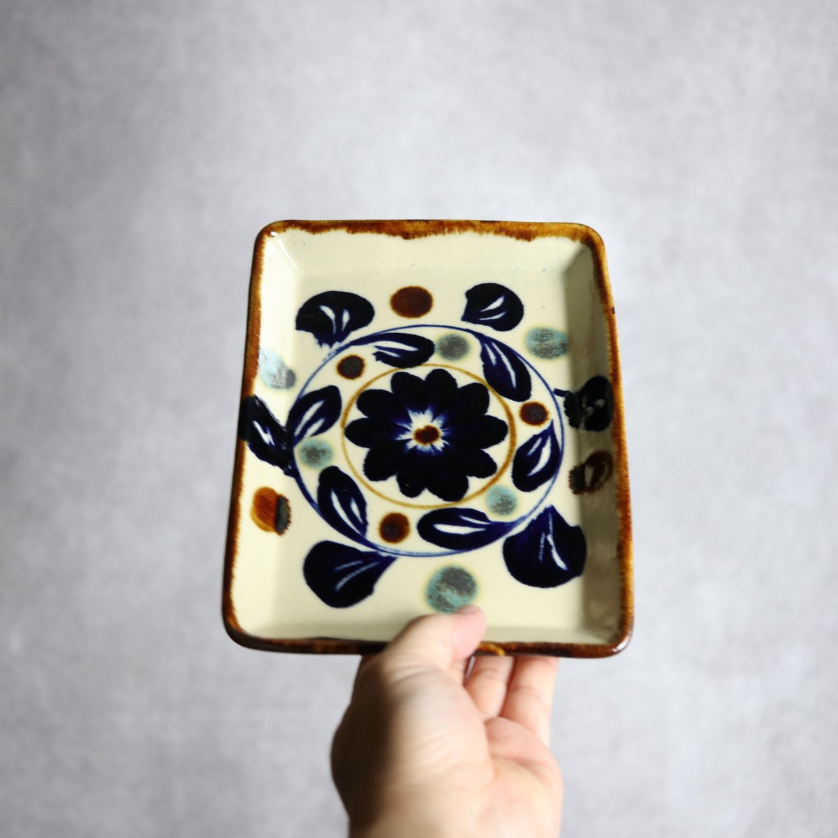 角皿1 菊花紋 やちむん 陶器 エドメ陶房:7201007 | MADE IN OKINAWA