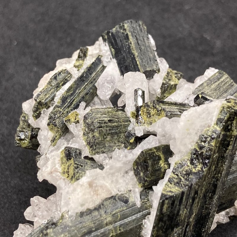 母岩付き(マグネサイト) 灰電気石(ウバイト・トルマリン) [RGH009