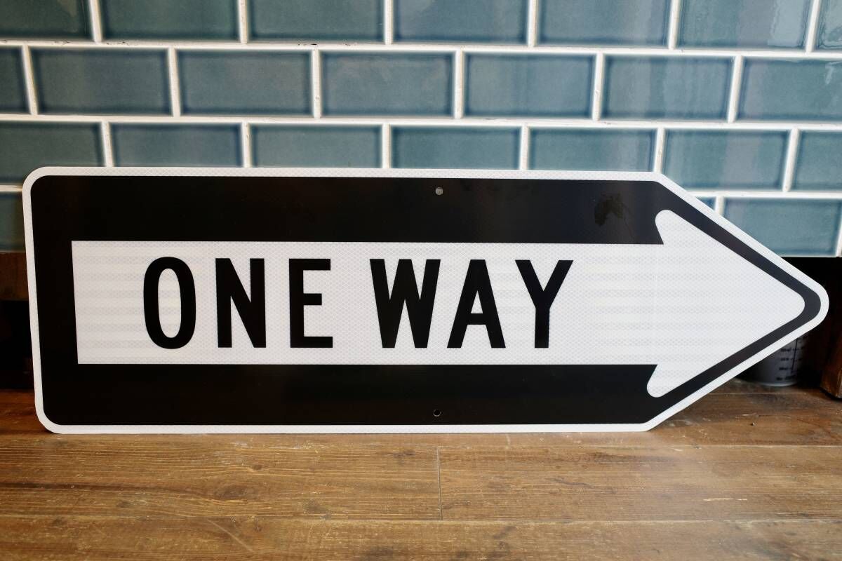 トラフィックサイン ONEWAY ワンウェイ 看板 ロードサイン アメリカ製