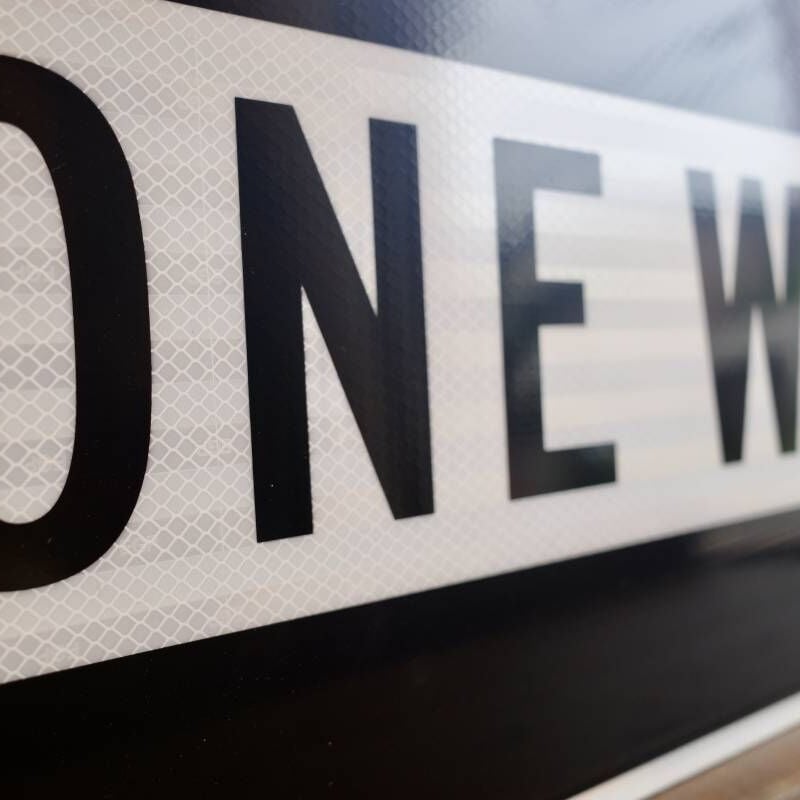 トラフィックサイン ONEWAY ワンウェイ 看板 ロードサイン アメリカ製