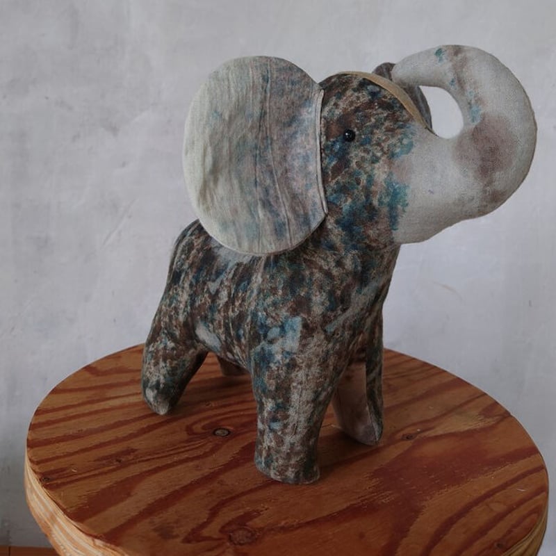 チェンマイマーケット2022年7月：タイダイ染のゾウのぬいぐるみ