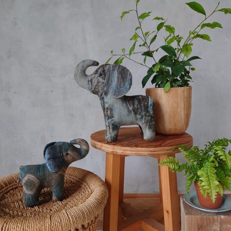 チェンマイマーケット2022年7月：タイダイ染のゾウのぬいぐるみ