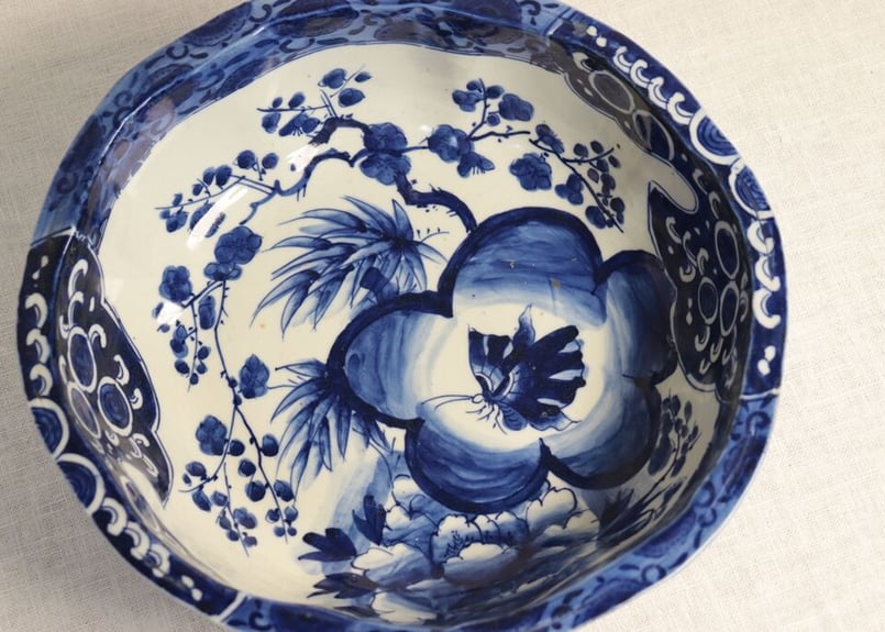 明治前期ベロ藍染付梅に蝶と竹と牡丹図8.5寸皿 がたつき | 吉祥寺PukuPuku
