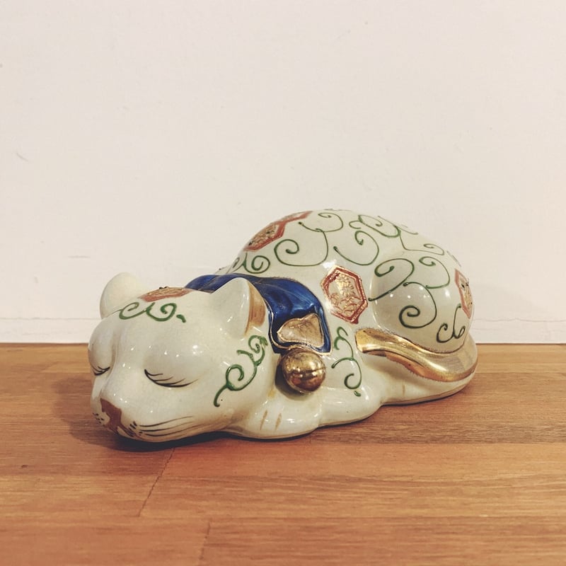 伊万里焼『眠り猫・亀甲唐草』 | 象々の郷土玩具