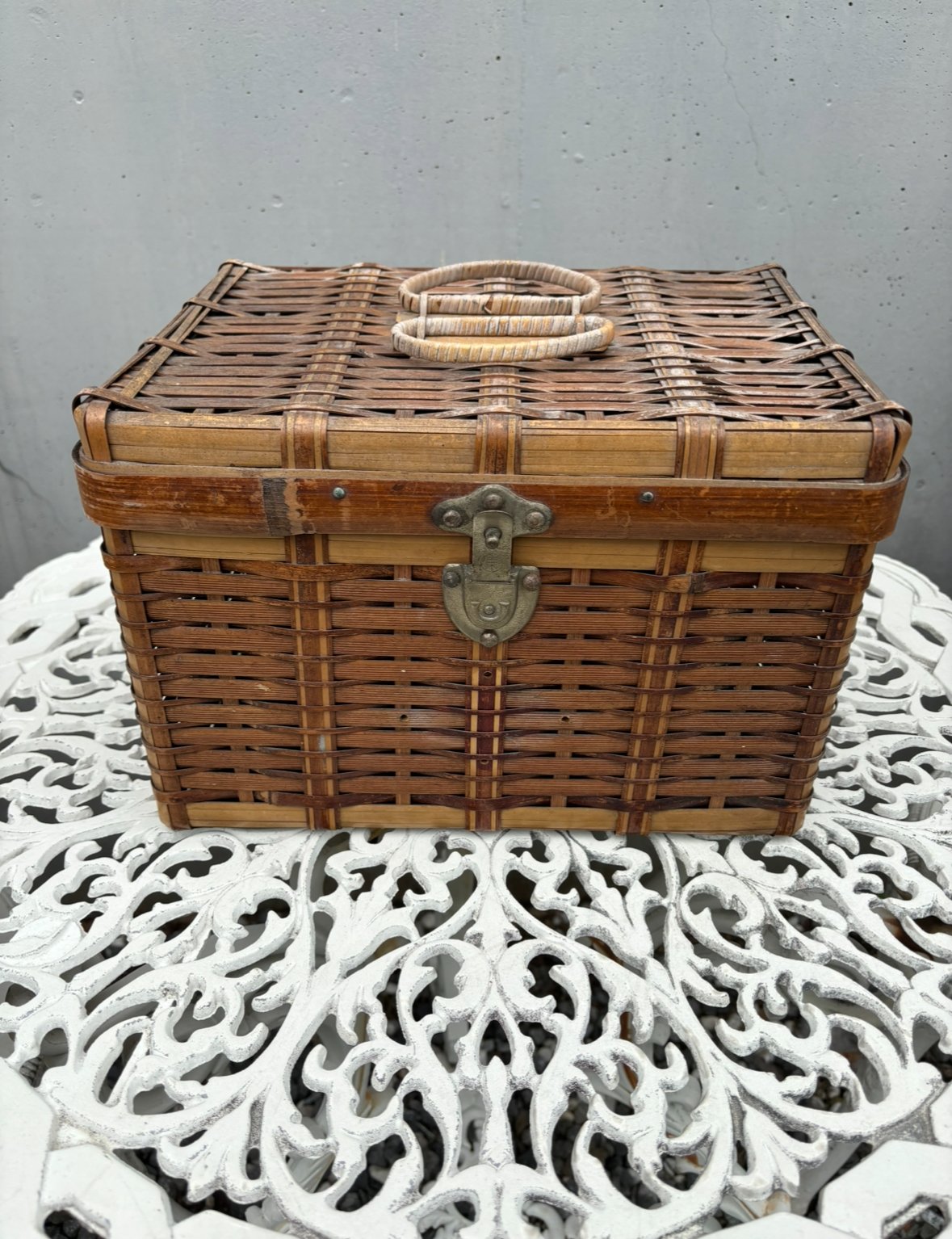 昭和レトロな籐の蓋付きバスケット | アンティーク家具と喫茶