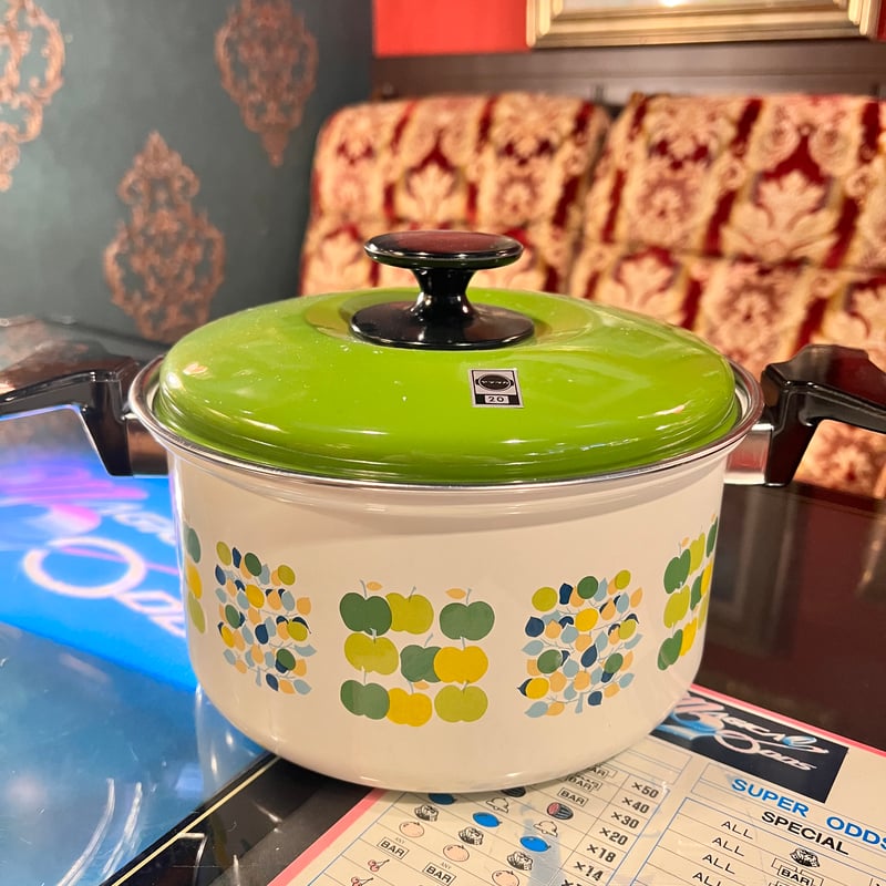 りんご柄が可愛い！ホーロー両手鍋 | アンティーク家具と喫茶