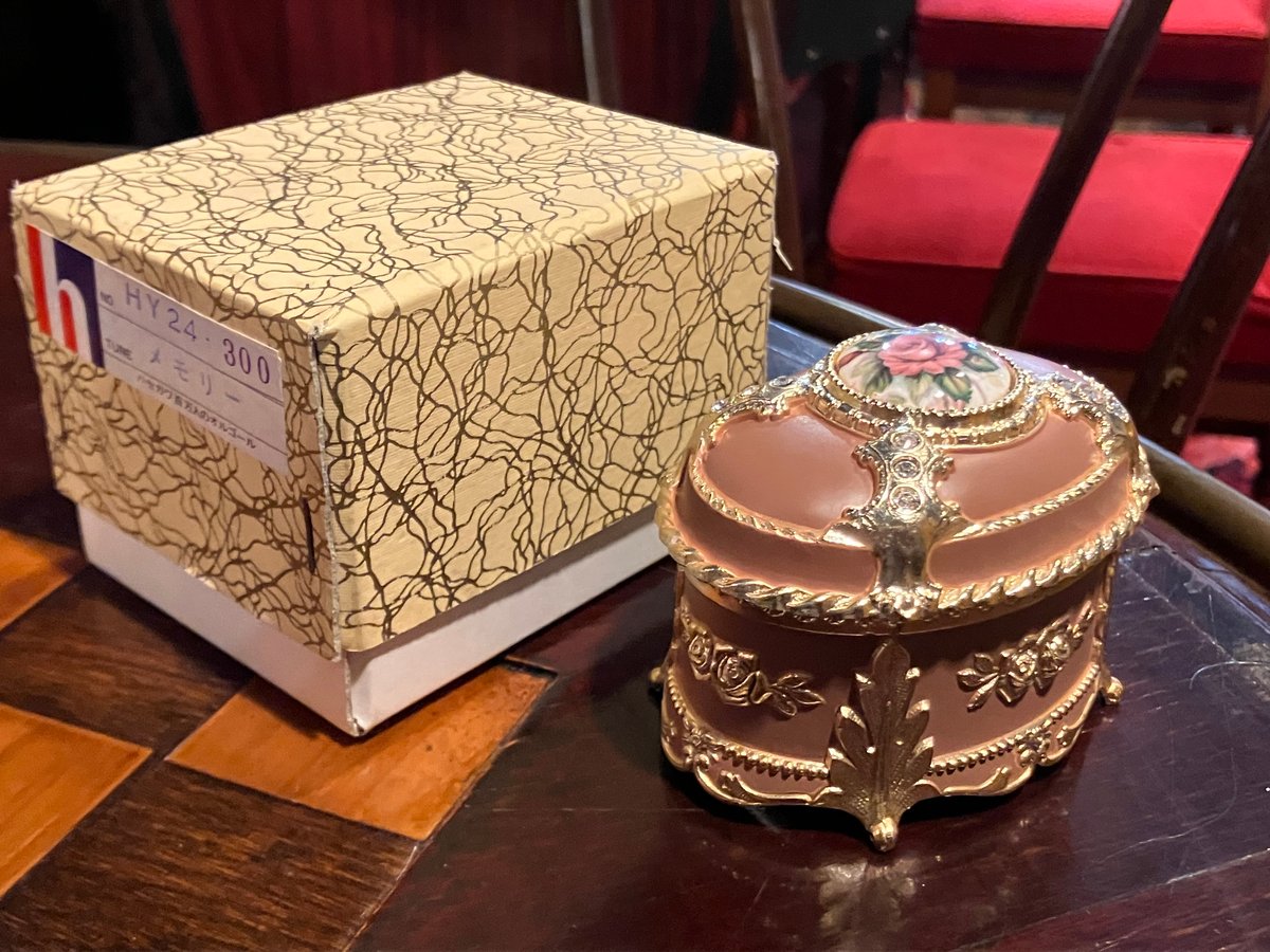 ハセガワ 百万人のオルゴール | アンティーク家具と喫茶キャバレーの