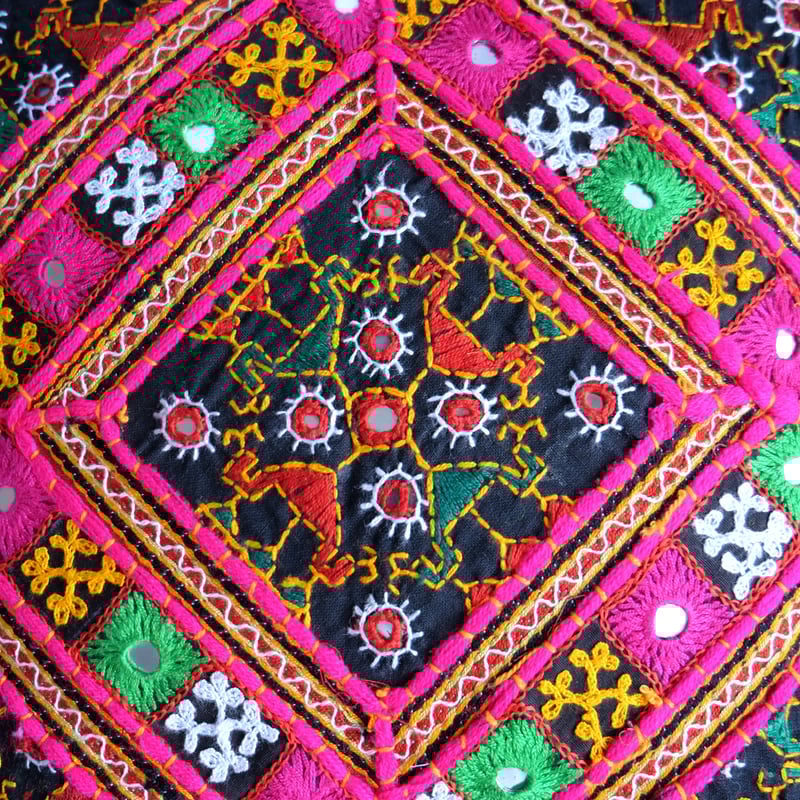 クッションカバー 約40×40cm インド綿 ミラー刺繍 | インド雑貨のお店