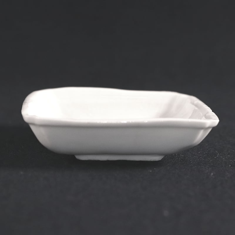 157 瀬戸焼 白磁豆皿 角皿 菊花文 明治時代 | 三梨 art and antiques