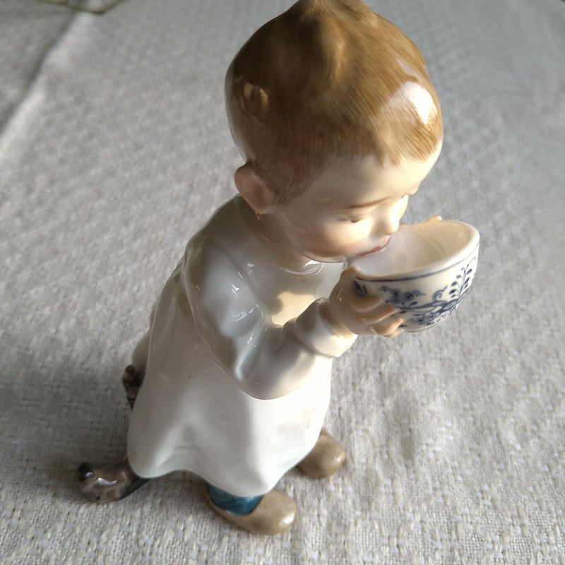 1905～1924年 Meissenミルクを飲む子供 約16.5 ㎝H/Hentschel k