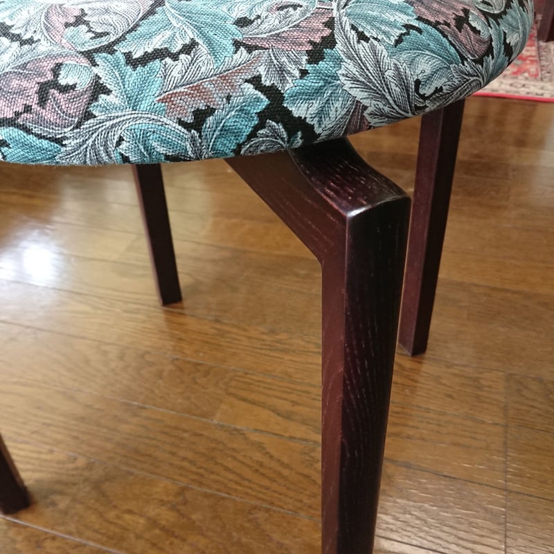 ウィリアム・モリス生地の丸椅子[C] | FUJIWAKAYAMA