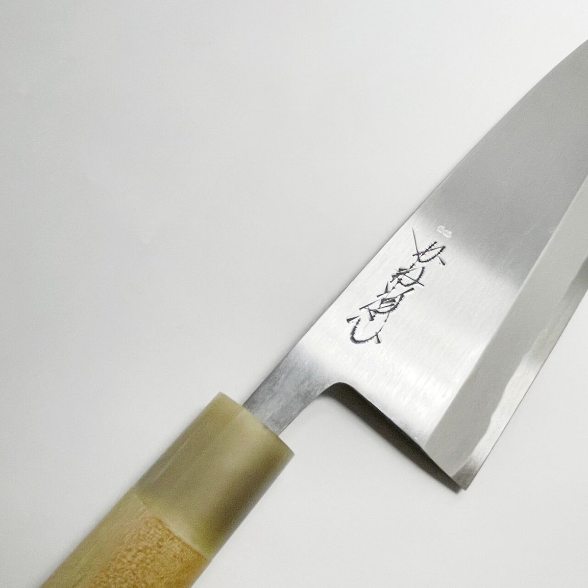 出刃包丁 白鋼 霞 水牛柄 7寸（210mm） | 刃物の老舗 本家かね惣