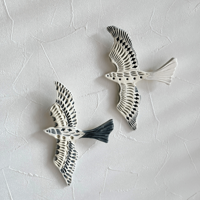 陶の壁掛け 羽を広げた鳥〔A〕 / POTTERY STUDIO K | HOOTON