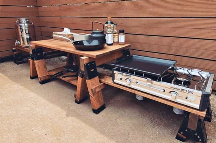 ソーホースブラケットでDIY！デスクの作り方と活用アイディア | 【CAMP