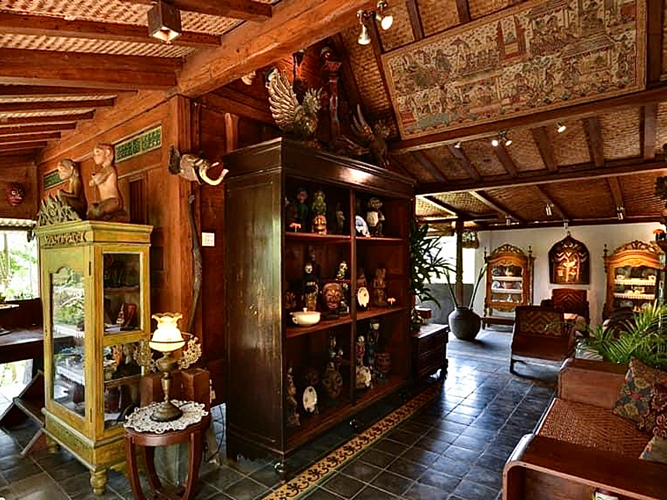 バリ島にインドネシアの歴史を感じるアンティークギャラリーカフェ