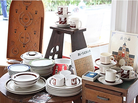 自由が丘の日本製雑貨セレクト店で「のみの市」－昭和レトロな食器たち