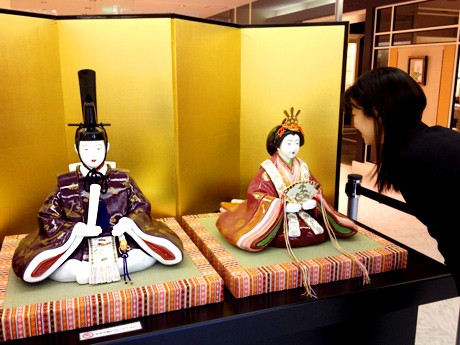 世界最大級の特大ボーンチャイナ製「座りびな」、ノリタケの森で展示