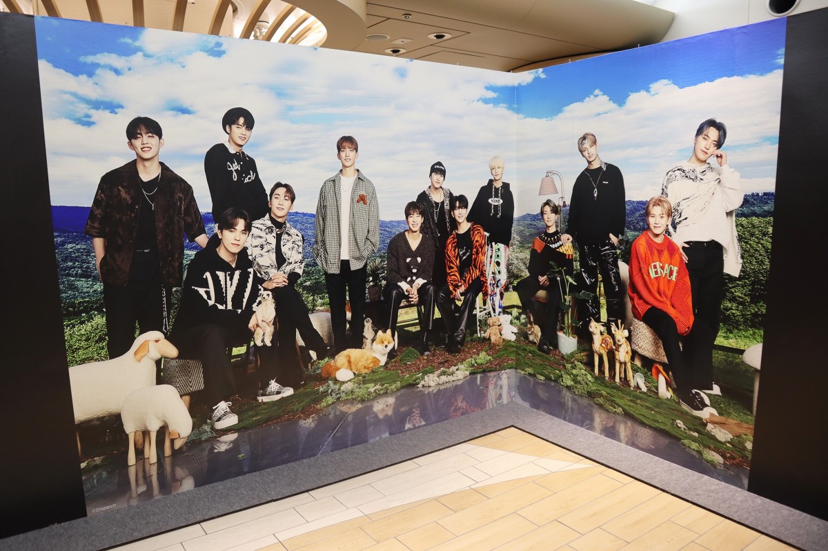 フォレストパーク」に設置するSEVENTEENのフォトパネル - なんば経済新聞