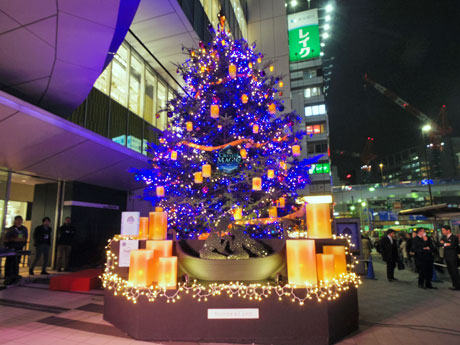 渋谷ヒカリエに「ラプンツェル」のXマスツリー ランタンなどで作品の