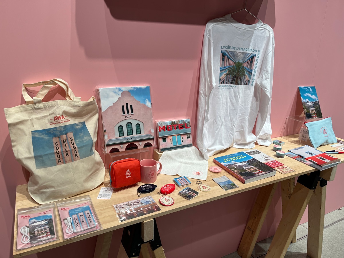 作品をデザインに使ったグッズ＝写真展「ウェス・アンダーソンすぎる