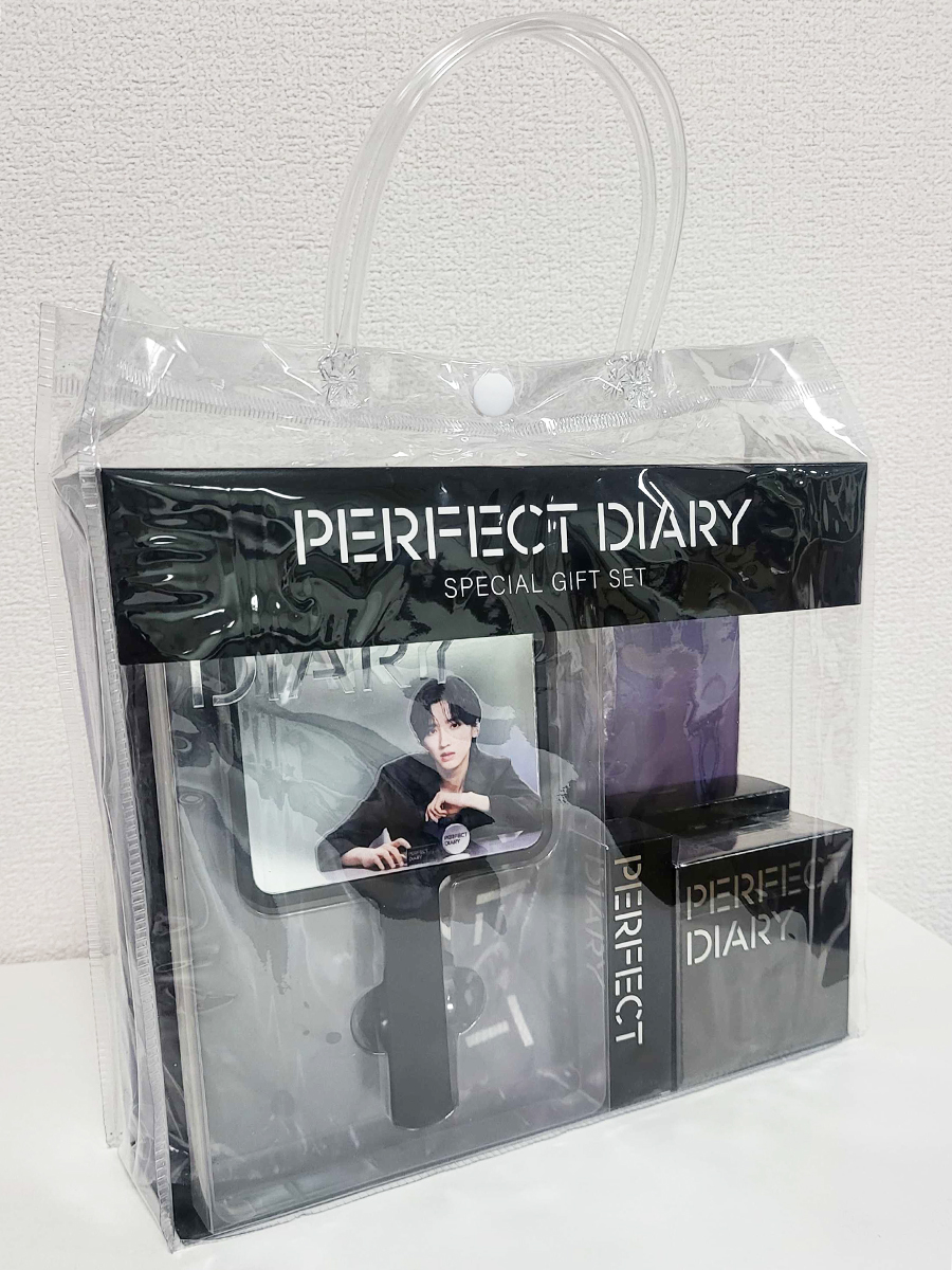 新商品の口紅やブランドアンバサダー・道枝駿佑さんの写真が付いた鏡