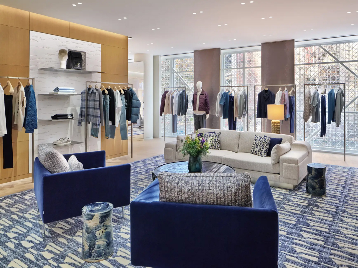 メンズ商品が並ぶ売り場＝原宿・ハラカドに「ディオール」新路面店