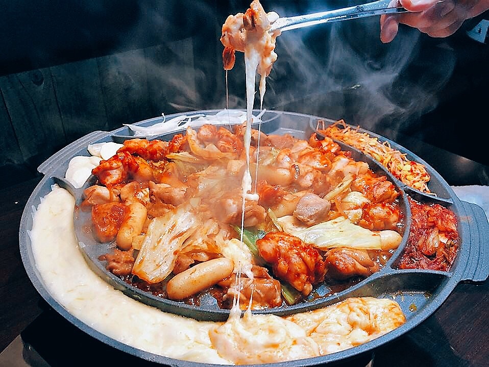 鶏肉や野菜をチーズに絡めて食べる韓国の鉄鍋料理「チーズタッカルビ