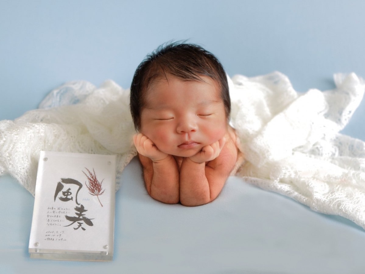 頬づえポーズのニューボーンフォト - 周南経済新聞