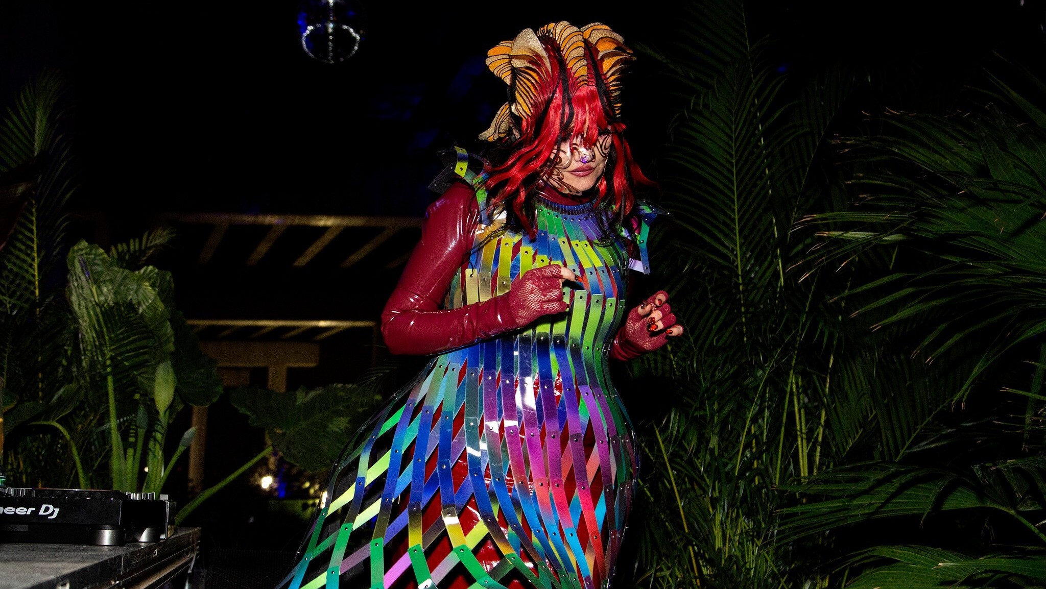 iFLYER: Bjork (ビョーク) 、環境をテーマにした最新の没入方サウンド