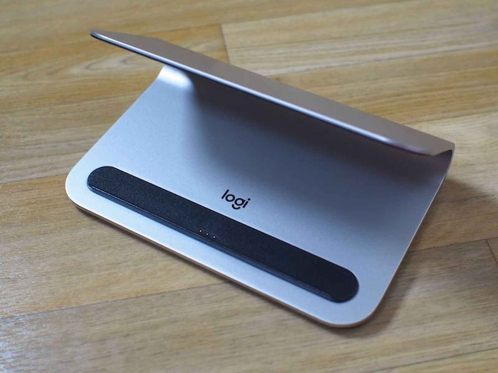 Logitech's 'Logi BASE' Stand Charges the iPad Pro Using the Smart