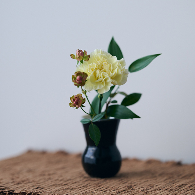 信楽焼の花入れ 鼓型 黒｜園芸｜中川政七商店 公式サイト