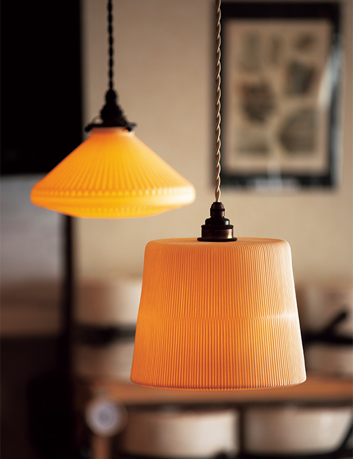 大正レトロを感じさせるランプシェードに世界が注目。磁器の“透け感”を