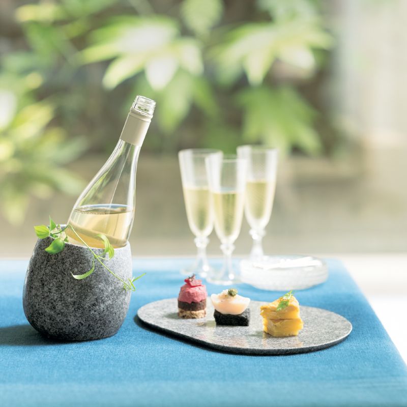 広島産にこだわった「スモークツリー」のブーケ&アレンジは、軽やかで