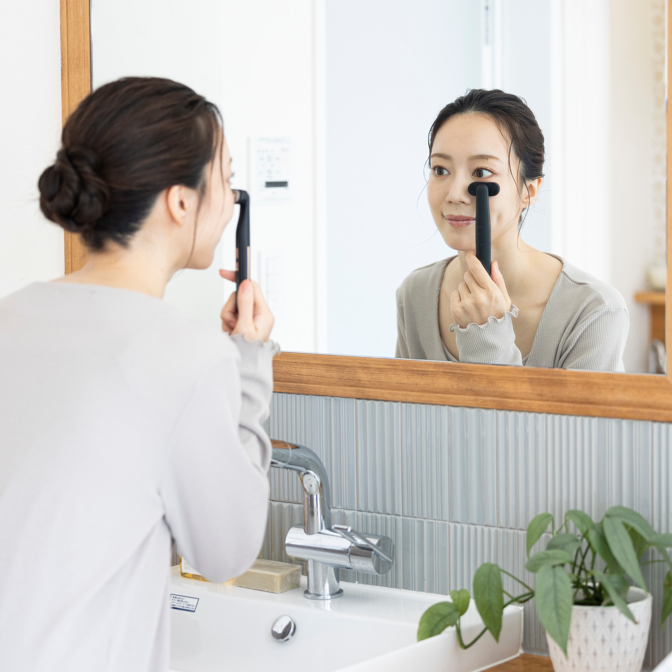 EMS×光LEDリフトケア】REFINE EYE 目元美顔器 | NIPLUX（ニップ