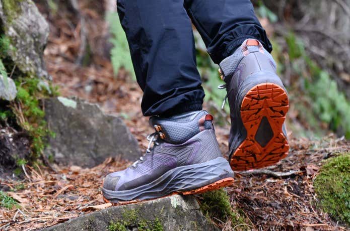たった3,900円で防水性能も！？ ワークマンの新作ミッドカットシューズ