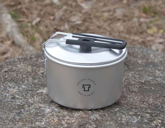 片手に収まるクッカーセット！Trangiaの新星「マイクロ」シリーズが