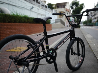 BMXレーサーはやっぱ軽いね。 FREE AGENT LIMO | カンザキバイク