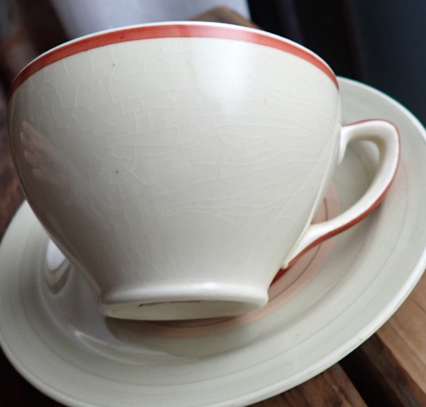 スージークーパーのウェディングリング、カップ＆ソーサー・トリオ