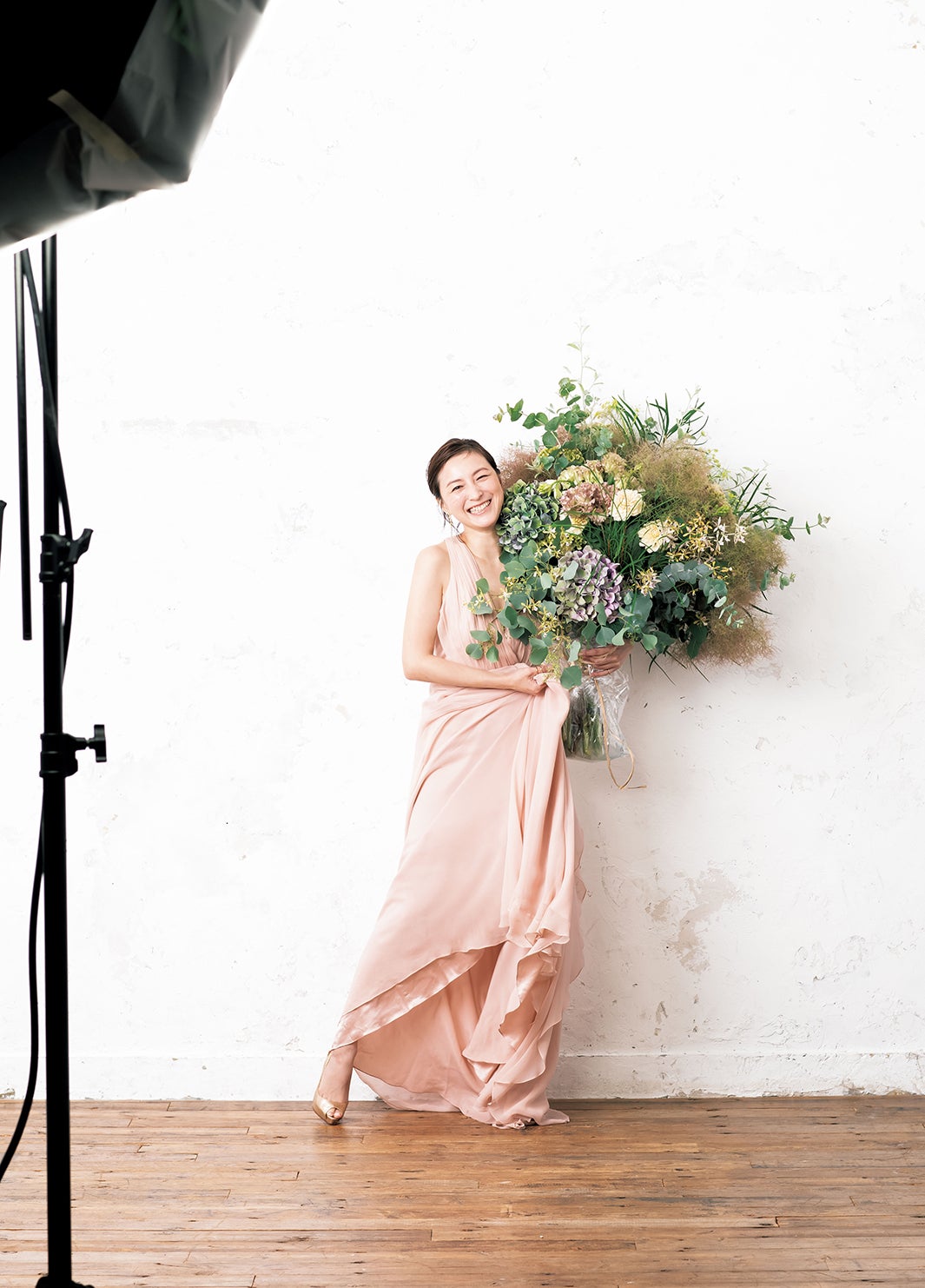 広末涼子、胸元ざっくりドレスで「ヤンジャン」に凱旋 - モデルプレス