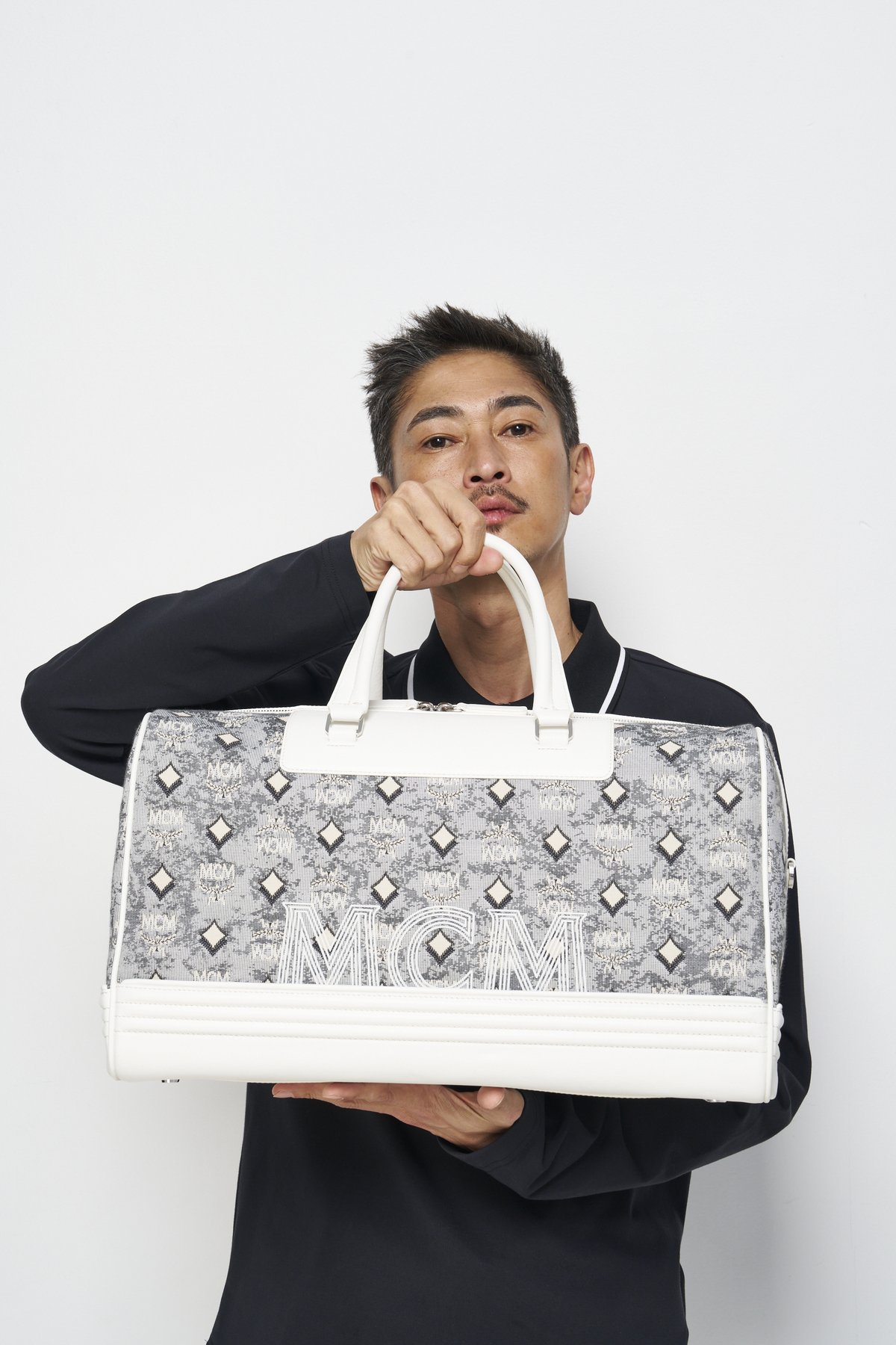 俳優の窪塚洋介が【MCM】の2023年春夏キャンペーンに登場！ 新作バッグ