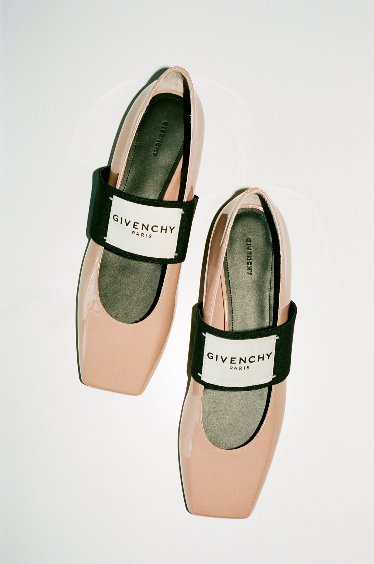 ジバンシィ】から、洗練されたスクエアトゥが印象的なバレエシューズが