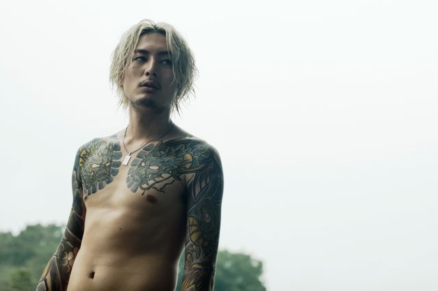 間宮祥太朗、危険な刺青姿…初主演映画『全員死刑』で｜シネマトゥデイ