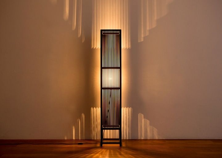 バンブー・フロアーランプ～シェードの繊細なスリットとバンブー素材が