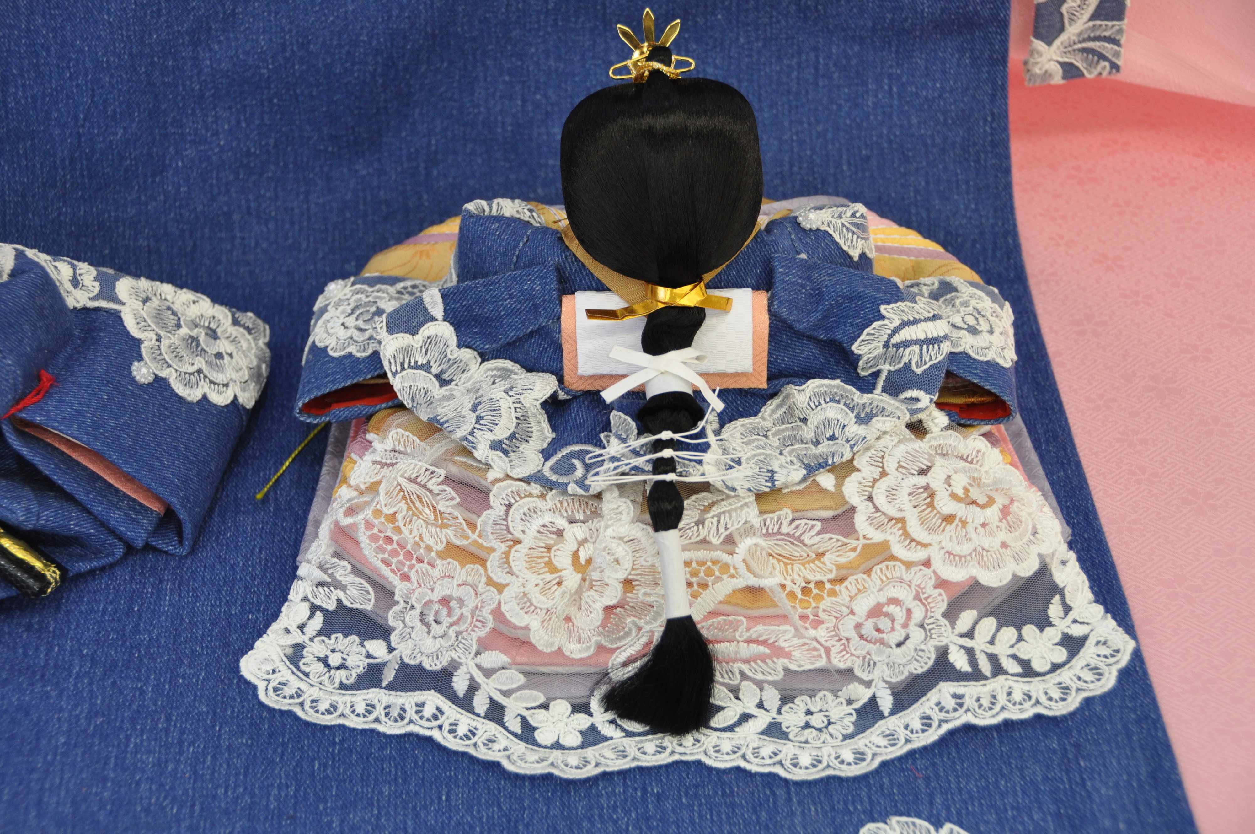 人と同じじゃイヤ！デニムを纏ったお雛様で大人カワイイ初節句｜たまひよ