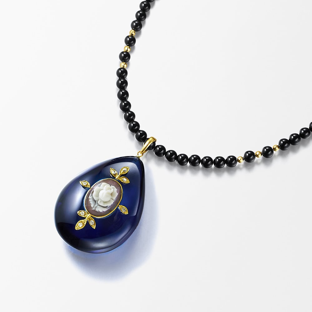 サファイアブルーアンバー シェルカメオ ダイヤモンド ペンダント